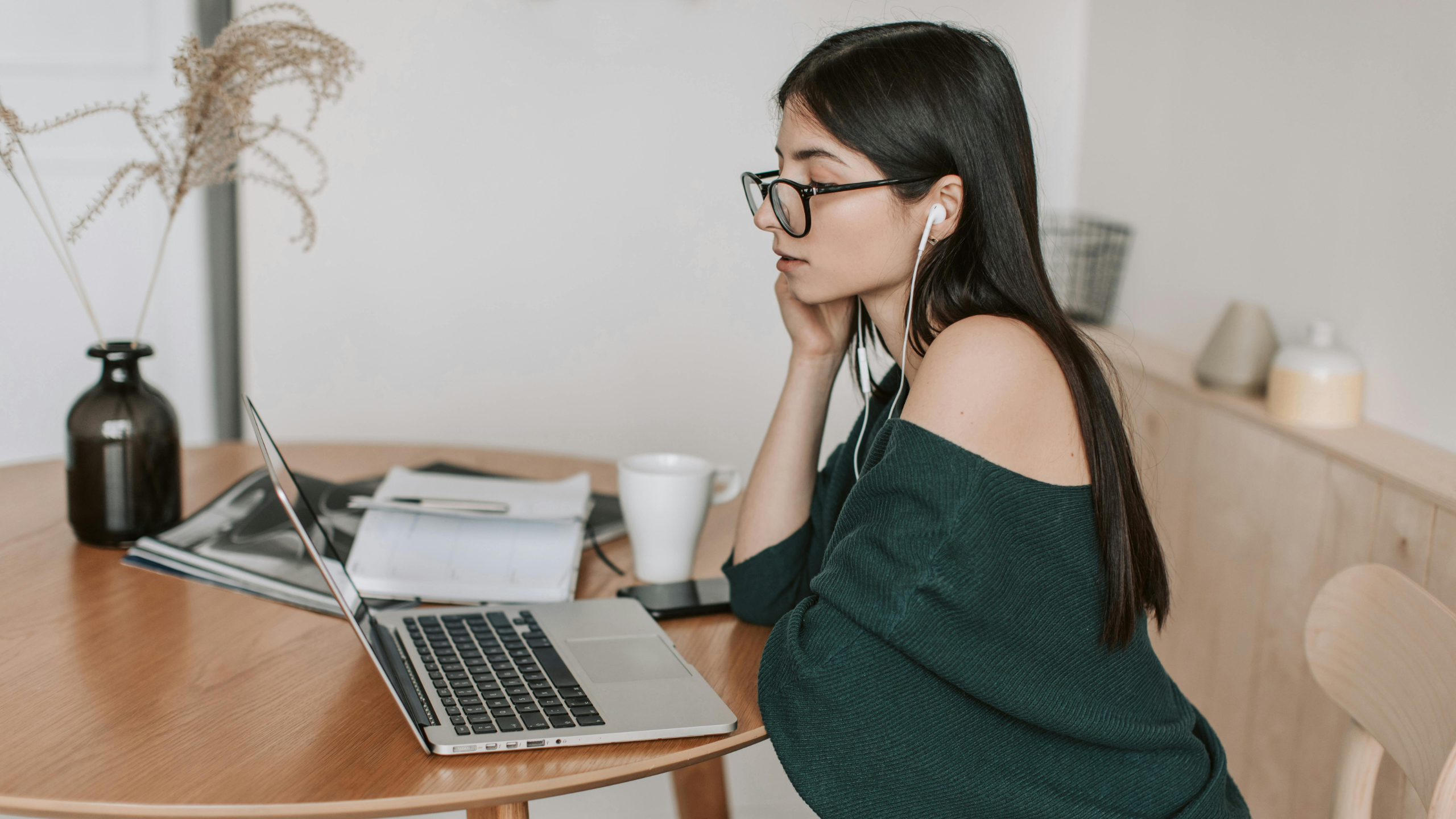 A young professional woman learns more about PCQI responsibilities online.